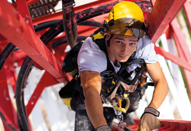 Mann beim Klettern mit Petzl-Ausrüstung